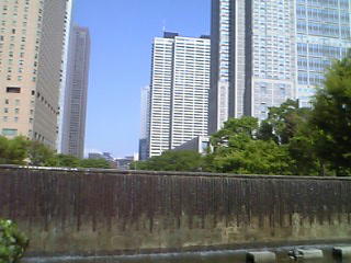 新宿高層ビルとナイアガラの滝